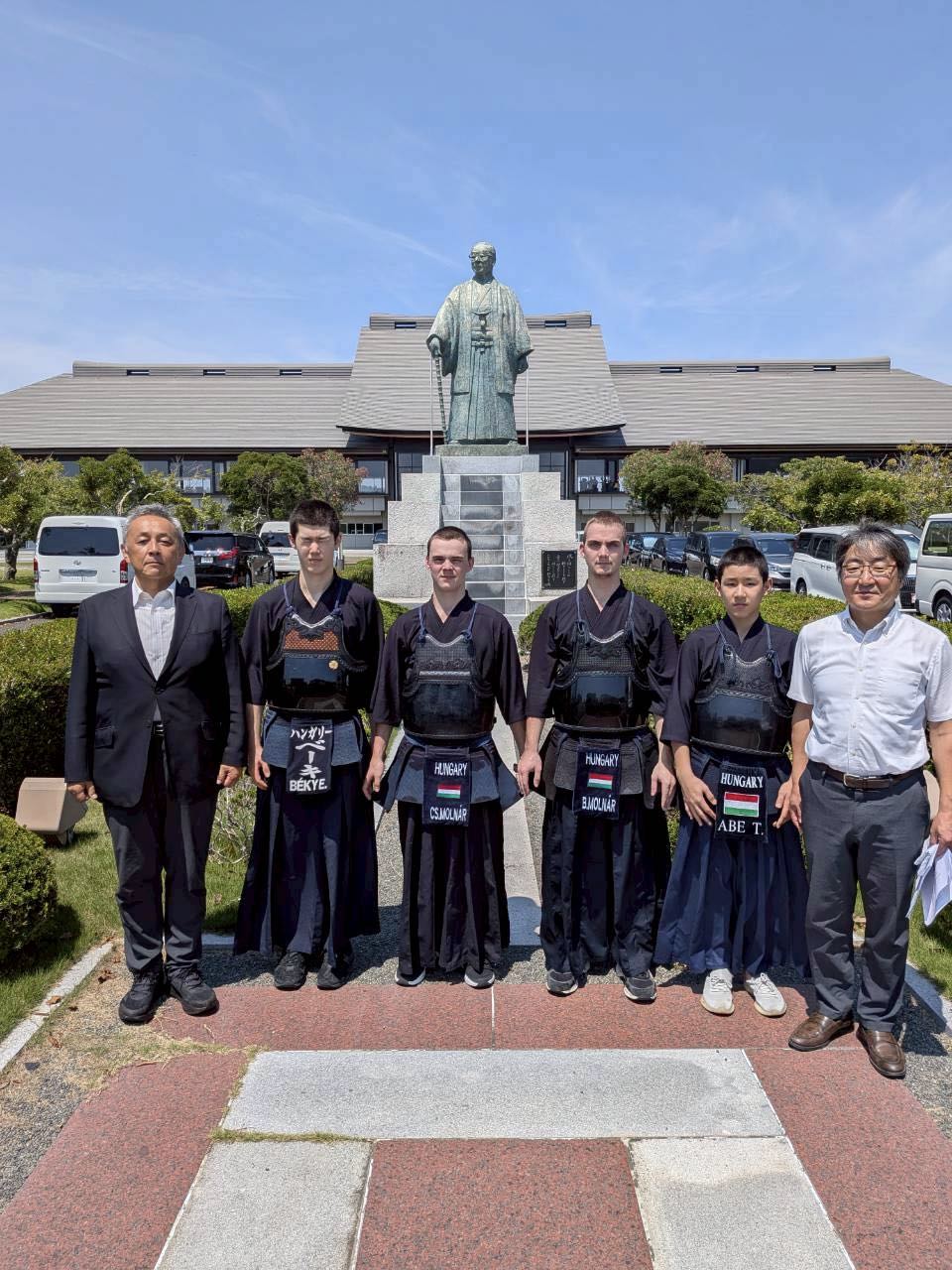 ハンガリージュニアチームと松井完太郎国際武道大学長、阿部哲史監督