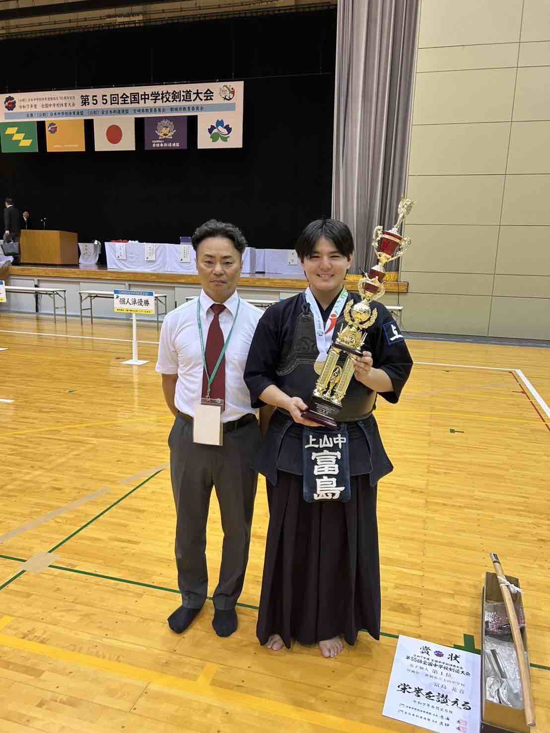 沖縄勢初の優勝を果たした、富島花音選手と、我喜屋丈監督（13期・興南）